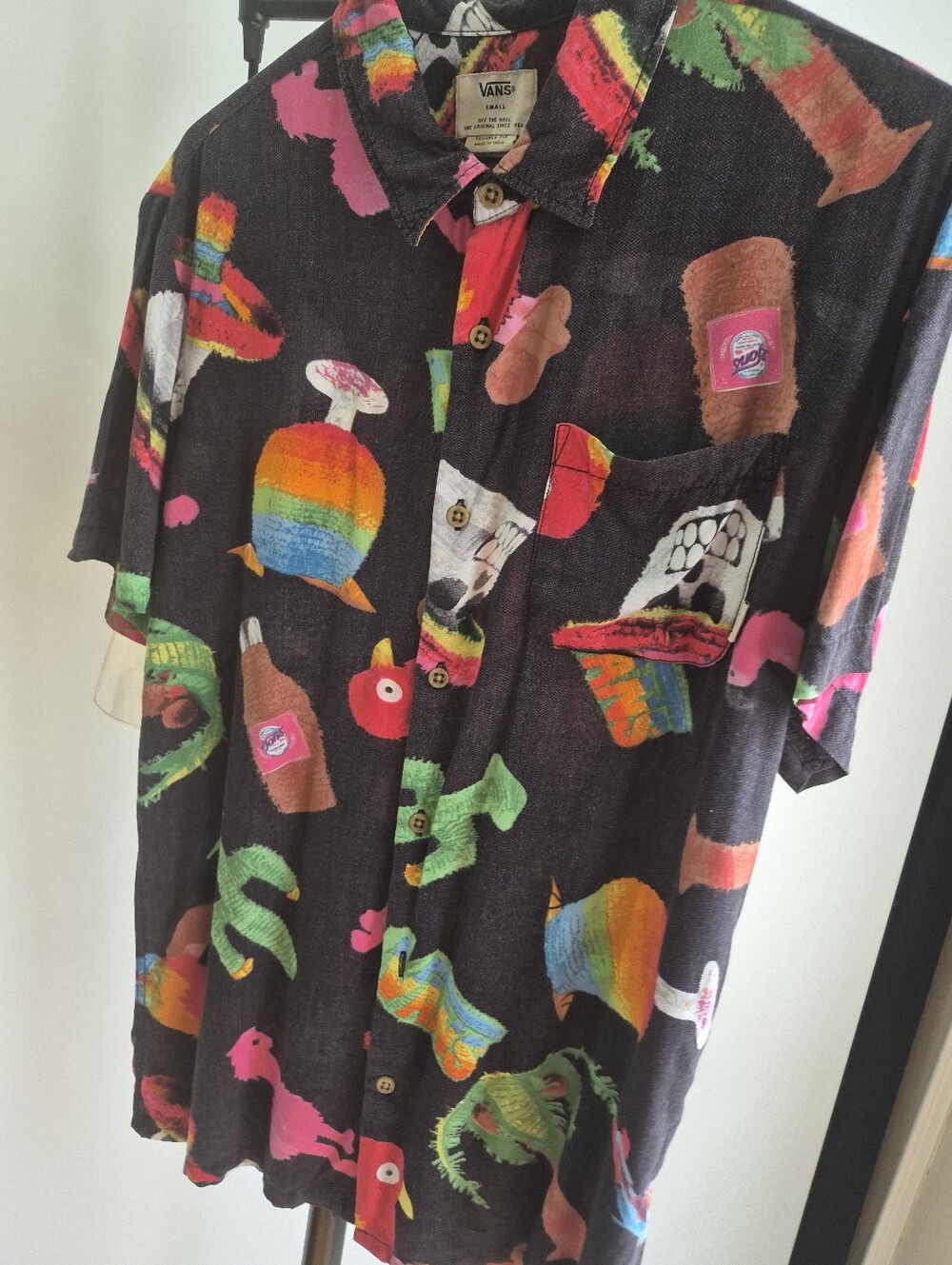 VANS Off The Wall Mens Button Down Shirt Size Small Graphic Print Tailored Fit